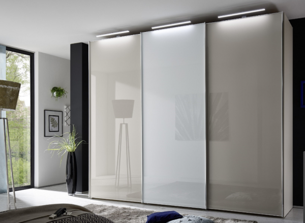 Lemari dengan pintu geser kaca es yang modern dan futuristik